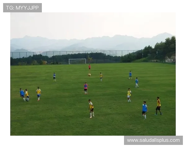 独特的星空足球场让每场比赛都充满浪漫与激情